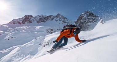 Koşan Snowboardcunun Taze Kar Altındaki Dondurucu Hareketi. Avusturya Alpleri, Avrupa. Güneşli Hava, Kış Spor Aktiviteleri.