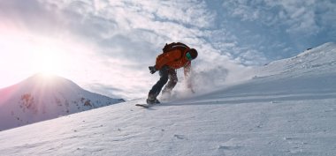 Koşan Snowboardcunun Taze Kar Altındaki Dondurucu Hareketi. Avusturya Alpleri, Avrupa. Güneşli Hava, Kış Spor Aktiviteleri.