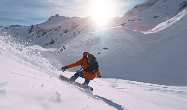 Koşan Snowboardcunun Taze Kar Altındaki Dondurucu Hareketi. Avusturya Alpleri, Avrupa. Arka Görünüm. Güneşli Hava, Kış Spor Aktiviteleri.