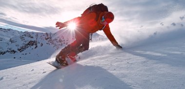 Koşan Snowboardcunun Taze Kar Altındaki Dondurucu Hareketi. Avusturya Alpleri, Avrupa. Güneşli Hava, Kış Spor Aktiviteleri.