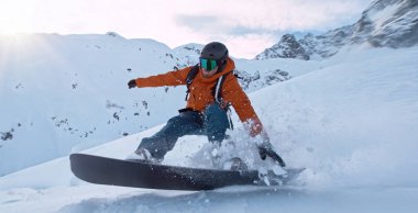 Koşan Snowboardcunun Taze Kar Altındaki Dondurucu Hareketi. Avusturya Alpleri, Avrupa. Güneşli Hava, Kış Spor Aktiviteleri.