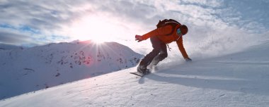 Koşan Snowboardcunun Taze Kar Altındaki Dondurucu Hareketi. Avusturya Alpleri, Avrupa. Güneşli Hava, Kış Spor Aktiviteleri.