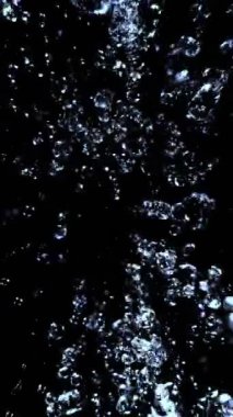 Duştan damlayan su damlalarının süper yavaş akışı. Özel geniş açılı makro lens, nihai perspektif. Yüksek hızlı sinema kamerası, 1000 fps. Dikey Görünüm Oranı.