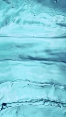 Mavi Su Dalgalarının Süper Yavaş Hareketi. High Speed Cinema Camera 'da çekildi, 1000 fps. Üst Çekim Bileşimi, Dikey Görünüm Oranı.