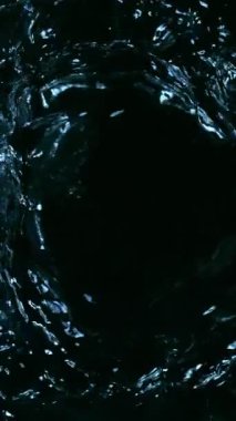 Detaylı Su Dalgalarının Süper Yavaş Hareketi. High Speed Cinema Camera 'da çekildi, 1000 fps. Su Tüneli 'nin dokusu, yukarıdan çekilmiş. Dikey Görünüm Oranı.