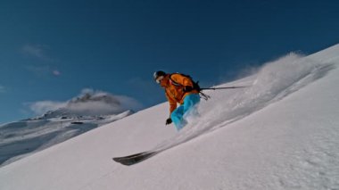 Piste Kayakçısı 'nın orada. Süper Yavaş Hareket, 1000 fp. Avrupa Dolomitleri Dağları, İtalya 'da Piste yamacında kayak yapmak. 