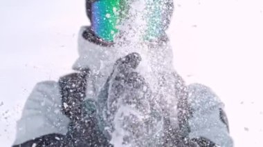 Snowboardcunun Toz Kar ile ellerini çırpması. Super Slow Motion Video, Yüksek Hız Sinema Kamerası, 1000 Fps. Hız Rampası Efekti.