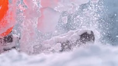 Snowboardcunun Snowboard 'uyla atlama görüntüsü. Süper Yavaş Film, Yüksek Hız Sinema Kamerasında Çekim, 1000 Fps.