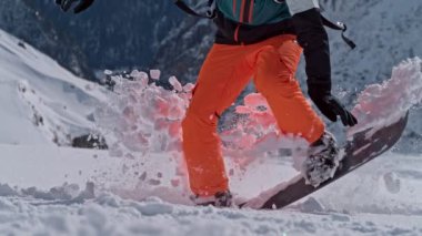 Snowboardcunun Snowboard 'uyla atlama görüntüsü. Süper Yavaş Film, Yüksek Hız Sinema Kamerasında Çekim, 1000 Fps.
