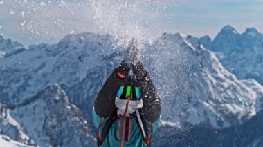 Snowboardcunun Toz Kar ile ellerini çırpması. Super Slow Motion Video, Yüksek Hız Sinema Kamerası, 1000 Fps. Hız Rampası Efekti.