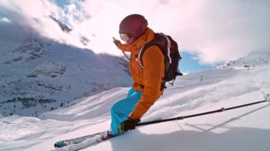 Piste Kayakçısı 'nın orada. Süper Yavaş Hareket, 1000 fp. Avrupa Dolomitleri Dağları, İtalya 'da Piste yamacında kayak yapmak. Hız Rampası Efekti.