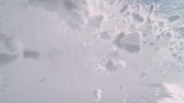 Çığ, kameraya doğru yaklaşıyor. Yüksek Hız Sineması Kamerası 'nda çekildi, 1000fps. Kar Patlaması, Tehlike Konsepti.