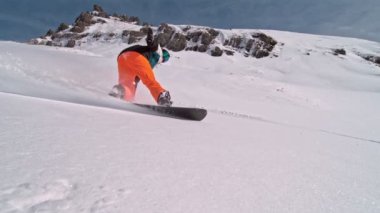 Piste Snowboardcusu 'nun orada. Süper Yavaş Hareket, 1000 fp. Avrupa Dolomitleri Dağları, İtalya 'da Piste Yamacında Snowboard. 
