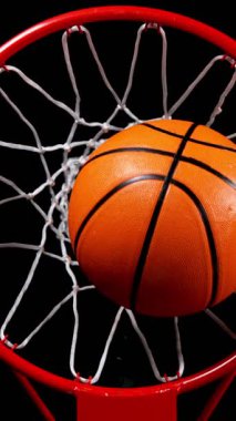 Basketbol topunun Basket 'e Vuruşunun Süper Yavaş Hareketi. Yüksek Hız Sineması Kamerası 'nda çekildi, 1000fps. Kamera hareket halinde. Dikey Görünüm Oranı. Yüksek Açı Görünümü.