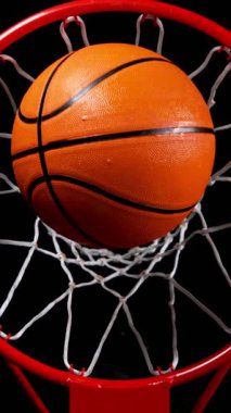 Basketbol topunun Basket 'e Vuruşunun Süper Yavaş Hareketi. Yüksek Hız Sineması Kamerası 'nda çekildi, 1000fps. Kamera hareket halinde. Dikey Görünüm Oranı. Yüksek Açı Görünümü.