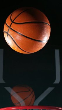 Basketbol topunun Basket 'e Vuruşunun Süper Yavaş Hareketi. Yüksek Hız Sineması Kamerası 'nda çekildi, 1000fps. Kamera hareket halinde. Dikey Görünüm Oranı.