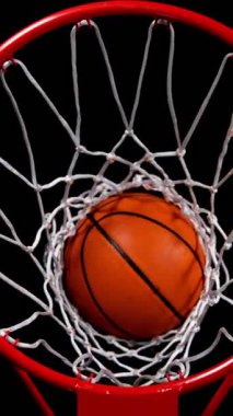 Basketbol topunun Basket 'e Vuruşunun Süper Yavaş Hareketi. Yüksek Hız Sineması Kamerası 'nda çekildi, 1000fps. Kamera hareket halinde. Dikey Görünüm Oranı. Yüksek Açı Görünümü.