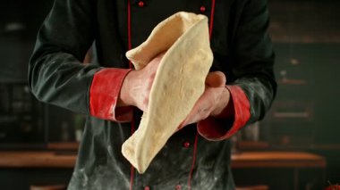 Pizza Maya Hamur 'u işlerken Şefin Süper Yavaş Hareketi. High Speed Cinema Camera 'da çekildi, 1000 fps. Pizza Hamur Hazırlığının Kapanışı.