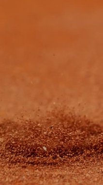 İnternetteki Tenis Topuna Vurmanın Süper Yavaş Hareketi. Düşük Odaklanma Derinliği. Yüksek Hız Sineması Kamerası 'nda çekildi, 1000fps. Dikey Görünüm Oranı.