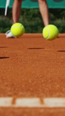 Zıplayan Tenis Toplarının Süper Yavaş Hareketi. Düşük Odaklanma Derinliği. Yüksek Hız Sineması Kamerası 'nda çekildi, 1000fps. Dikey Görünüm Oranı.