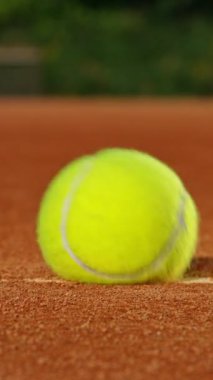 İnternetteki Tenis Topuna Vurmanın Süper Yavaş Hareketi. Düşük Odaklanma Derinliği. Yüksek Hız Sineması Kamerası 'nda çekildi, 1000fps. Dikey Görünüm Oranı.