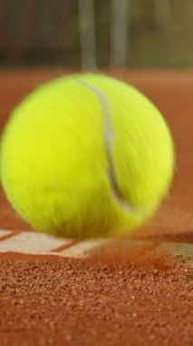 Çizginin dışındaki Tenis Topuna Vurmanın Süper Yavaş Hareketi. Düşük Odaklanma Derinliği. Yüksek Hız Sineması Kamerası 'nda çekildi, 1000fps. Dikey Görünüm Oranı.