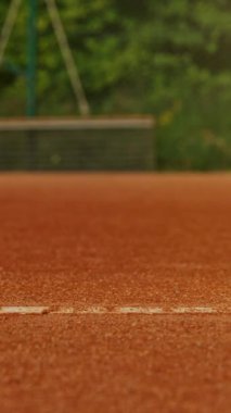 İnternetteki Tenis Topuna Vurmanın Süper Yavaş Hareketi. Düşük Odaklanma Derinliği. Yüksek Hız Sineması Kamerası 'nda çekildi, 1000fps. Dikey Görünüm Oranı.