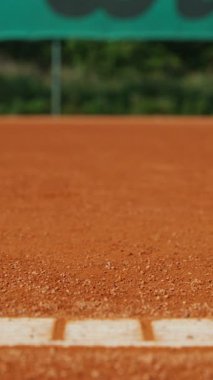 Zıplayan Tenis Toplarının Süper Yavaş Hareketi. Düşük Odaklanma Derinliği. Yüksek Hız Sineması Kamerası 'nda çekildi, 1000fps. Dikey Görünüm Oranı.