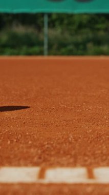 Zıplayan Tenis Toplarının Süper Yavaş Hareketi. Düşük Odaklanma Derinliği. Yüksek Hız Sineması Kamerası 'nda çekildi, 1000fps. Dikey Görünüm Oranı.