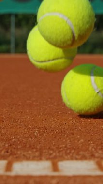 Zıplayan Tenis Toplarının Süper Yavaş Hareketi. Düşük Odaklanma Derinliği. Yüksek Hız Sineması Kamerası 'nda çekildi, 1000fps. Dikey Görünüm Oranı.