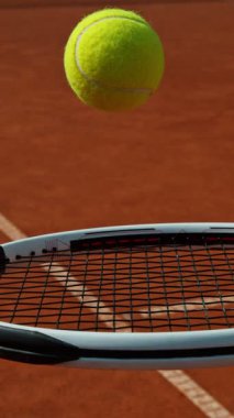 Rocket 'le Clay Court' ta top sürerken çok yavaş hareket ediyor. Yüksek Hız Sineması Kamerası 'nda çekildi, 1000fps. Dikey Görünüm Oranı.