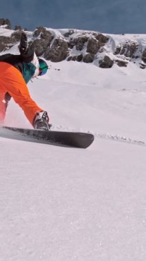 Piste Snowboardcusu 'nun orada. Süper Yavaş Hareket, 1000 fp. İtalya 'nın Dolomites Dağları' ndaki Piste Slope açıklarında snowboard sporu. Dikey Görünüm Oranı.