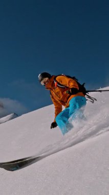 Piste Kayakçısı 'nın orada. Süper Yavaş Hareket, 1000 fp. Avrupa Dolomitleri Dağları, İtalya 'da Piste yamacında kayak yapmak. Dikey Görünüm Oranı.