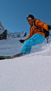Piste Kayakçısı 'nın orada. Süper Yavaş Hareket, 1000 fp. Avrupa Dolomitleri Dağları, İtalya 'da Piste yamacında kayak yapmak. Dikey Görünüm Oranı.