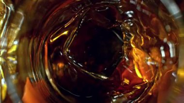 Viski ya da Rom 'un Süper Yavaş Dönüşü, En İyi Görünüm Çekimi. High Speed Cinema Camera 'da çekildi, 1000 fps. Düşük Odaklanma Derinliği. Süper Makro.