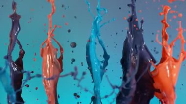 Uçan Renkli Sıçramaların Süper Yavaş Hareketi, Renkli Arkaplanda İzole Edildi. Yüksek Hız Sineması Kamerası 'nda çekildi, 1000fps. Hareketli Kamera.