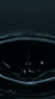 Süper Yavaş Su Damlaları Aşırı Detaylı Düşüyor. Yüksek Hız Sineması Kamerası 'nda çekildi, 1000fps. Dikey Görünüm Oranı.