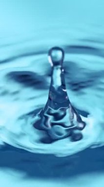 Süper Yavaş Su Damlaları Aşırı Detaylı Düşüyor. Yüksek Hız Sineması Kamerası 'nda çekildi, 1000fps. Dikey Görünüm Oranı.