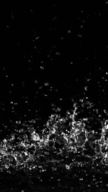 Süper Yavaş Su Sıçratma Hareketi Siyah Arkaplan 'da izole edildi. High Speed Cinema Camera 'da çekildi, 1000 fps. Dikey Görünüm Oranı.