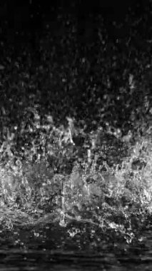Süper Yavaş Su Sıçratma Hareketi Siyah Arkaplan 'da izole edildi. High Speed Cinema Camera 'da çekildi, 1000 fps. Dikey Görünüm Oranı.