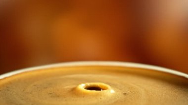 Kahveye Düşüşün Süper Yavaş Hareketi. Yüksek Hız Sinema Kamerasında Çekim. 