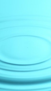 Mavi Su Dalgalarının Süper Yavaş Hareketi. High Speed Cinema Camera 'da çekildi, 1000 fps. Üst Çekim Bileşimi, Dikey Görünüm Oranı.