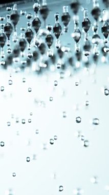 Duş başlığından su damlalarının çok yavaş akması. Yüksek hızlı sinema kamerasıyla çekildi, 1000fps. Dikey Görünüm Oranı.