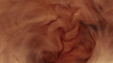 Extreme Close-Up 'ta Süt İçeceğinin Süper Yavaş Hareketi. High Speed Cinema Camera 'da çekildi, 1000 fps. Hız Rampası Efekti.