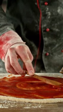 Pizza Hazırlayan Şefin Süper Yavaş Hareketi. High Speed Cinema Camera 'da çekildi, 1000 fps. Mutfakta Pizza Hazırlama 'nın Kapanışı. Dikey Görünüm Oranı.