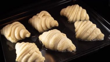 Fırında kruvasan pişirme zamanı. Ev Fırınının Hız Rampsi. Taze tatlı hamur işi. Hareketli Kamera.