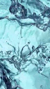 Mavi Su Dalgalarının Süper Yavaş Hareketi. High Speed Cinema Camera 'da çekildi, 1000 fps. Üst Çekim Bileşimi, Dikey Görünüm Oranı.