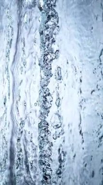 Mavi Su Dalgalarının Süper Yavaş Hareketi. High Speed Cinema Camera 'da çekildi, 1000 fps. Üst Çekim Bileşimi, Dikey Görünüm Oranı.