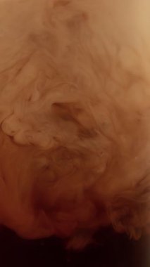 Extreme Close-Up 'ta Süt İçeceğinin Süper Yavaş Hareketi. High Speed Cinema Camera 'da çekildi, 1000 fps. Dikey Bileşim.