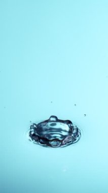 Süper Yavaş Su Damlaları Aşırı Detaylı Düşüyor. Yüksek Hız Sineması Kamerası 'nda çekildi, 1000fps. Dikey Görünüm Oranı.